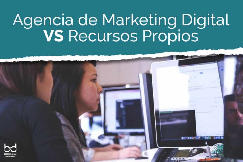 equipo mirando ordenador - agencia de marketing digital en madrid - BTODigital